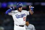 Max Muncy # 13 des Dodgers de Los Angeles célèbre avoir frappé un doublé lors de la quatrième manche contre les Twins du Minnesota au Dodger Stadium le 16 mai 2023.