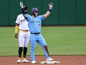 Le voltigeur gauche des Blue Jays de Toronto, Daulton Varsho, réagit après avoir réussi un doublé lors de la première manche contre les Pirates de Pittsburgh.