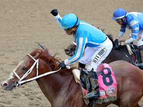 Le jockey Javier Castellano célèbre au sommet de Mage (8) après avoir remporté la 149e édition du Kentucky Derby à Churchill Downs le 6 mai 2023 à Louisville, Ky.