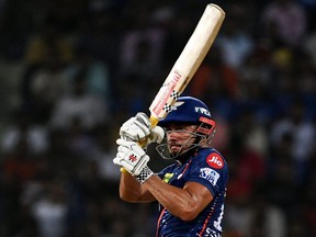 Marcus Stoinis de Lucknow Super Giants joue un coup pendant la Premier League indienne.