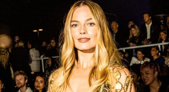 Margot Robbie est la dernière à rejoindre la tendance du bikini noir et elle l'a fait pour un défilé