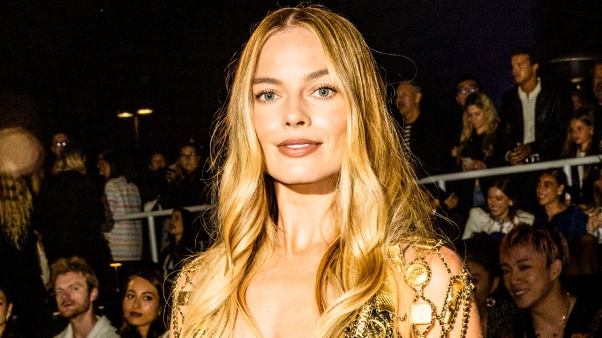 Margot Robbie est la dernière à rejoindre la tendance du bikini noir et elle l'a fait pour un défilé
