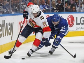 Le défenseur des Maple Leafs Mark Girodano tente de mettre en échec l'attaquant des Panthers Anthony Duclair lors du match no 2 jeudi.