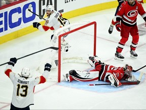 Matthew Tkachuk des Panthers de la Floride marque le but gagnant sur Antti Raanta des Hurricanes de la Caroline en prolongation dans le match 2 de la finale de la Conférence de l'Est des séries éliminatoires de la Coupe Stanley 2023 au PNC Arena le 20 mai 2023 à Raleigh, Caroline du Nord