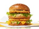 L'attente est terminée, McDonald's du Canada accueille une nouvelle version d'un classique avec le Chicken Big Mac. 