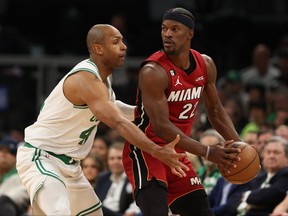 Jimmy Butler de Miami est défendu par Al Horford.