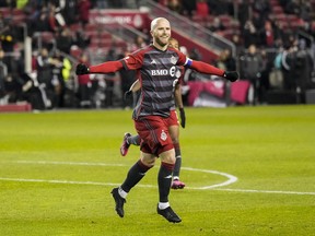 Le milieu de terrain du Toronto FC Michael Bradley (4) célèbre son but contre le Charlotte FC lors de la première mi-temps de l'action de football MLS à Toronto, le samedi 1er avril 2023. La publication par la MLS Players Association de la liste des salaires des joueurs de 2023 a soulevé quelques questions sur le sujet de FC de Toronto mardi.