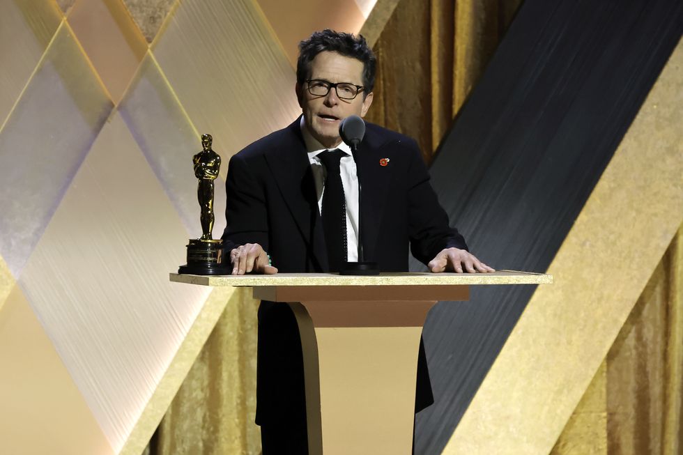 michael j fox avec la statuette oscar du prix humanitaire jean hersholt