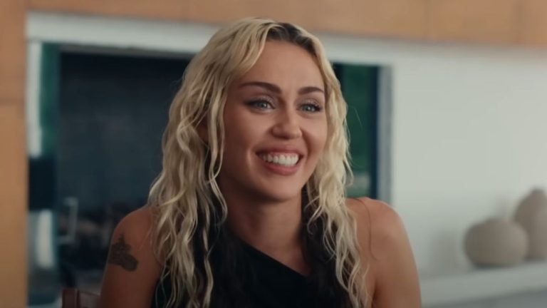 Miley Cyrus est interrogée sur les rumeurs de Liam Hemsworth et de "Flowers" et admet que les paroles étaient différentes
