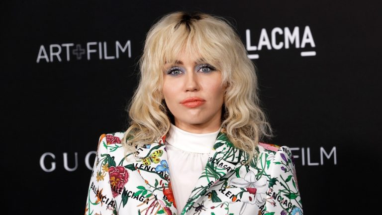 Miley Cyrus n'a aucune envie de refaire une tournée, dit chanter pour des milliers de personnes "n'est-ce pas vraiment la chose que j'aime"
