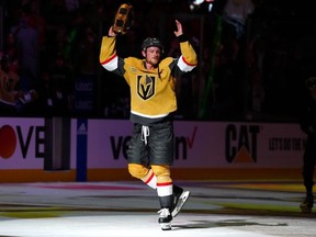 12 mai 2023 ;  Las Vegas, Nevada, États-Unis ;  Le centre des Golden Knights de Vegas Jack Eichel (9) est nommé première étoile du match après que les Golden Knights ont battu les Oilers d'Edmonton 4-3 dans le cinquième match du deuxième tour des séries éliminatoires de la Coupe Stanley 2023 au T-Mobile Arena.