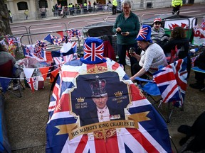 Les fans royaux se rassemblent sur The Mall avant The Coronation le 05 mai 2023 à Londres, en Angleterre.  Le couronnement du roi Charles III et de la reine consort aura lieu le 6 mai, dans le cadre d'une célébration de trois jours.  (Photo de Gareth Cattermole/Getty Images)