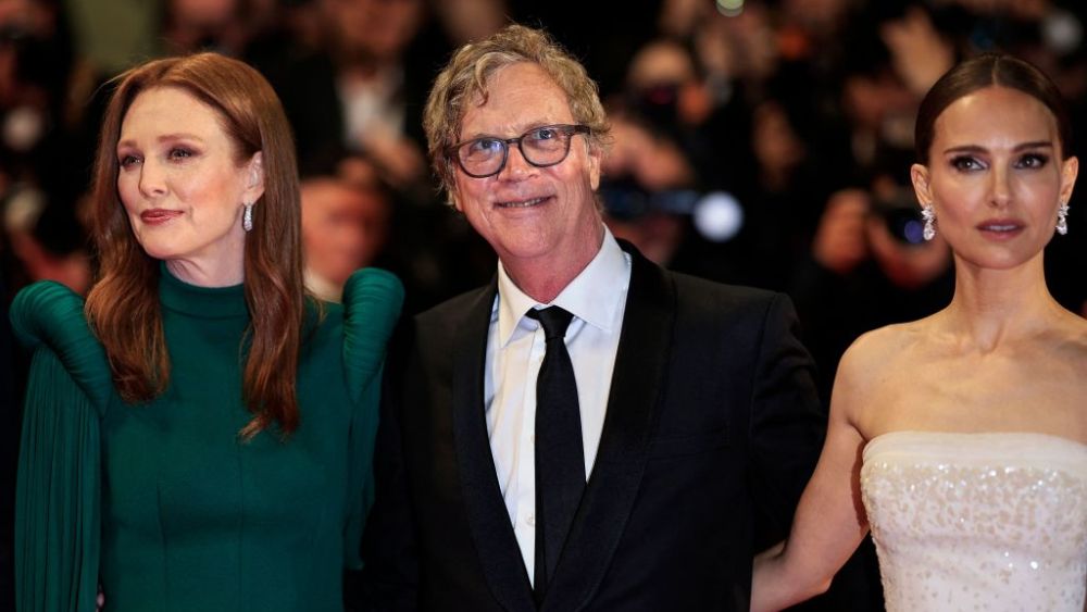 Natalie Portman et Julianne Moore Sex Scandal Drama 'May December' réchauffe Cannes avec une ovation debout de 6 minutes Les plus populaires doivent être lus Inscrivez-vous aux newsletters Variety Plus de nos marques
	
	
