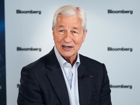 Jamie Dimon prend la parole lors d'une interview télévisée