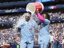 Le joueur de premier but des Blue Jays de Toronto, Vladimir Guerrero Jr. (27 ans), asperge le receveur Danny Jansen (9 ans) avec de l'eau glacée après une victoire contre les Braves d'Atlanta.