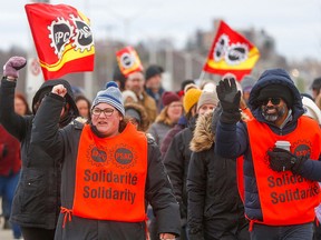 Des membres de l'Alliance de la Fonction publique du Canada font du piquetage à Kingston, en Ontario, pendant la grève en avril.