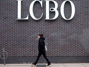 La Régie des alcools de l'Ontario (LCBO), une société d'État, gère actuellement les magasins d'alcools du gouvernement de l'Ontario.