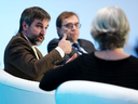 Steven Guilbeault, ministre de l'Environnement et du Changement climatique, et Jonathan Wilkinson, ministre des Ressources naturelles, participent à une séance de questions-réponses dans le cadre de la conférence « 2030 in Focus : Getting the Next Decade Right on Net-Zero » de l'Institut canadien du climat à Ottawa le 10 oct. 18. 2022. 