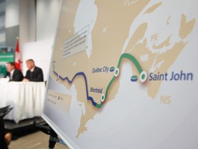 Une carte du tracé du projet de pipeline Énergie Est lors d'une conférence de presse en 2013.