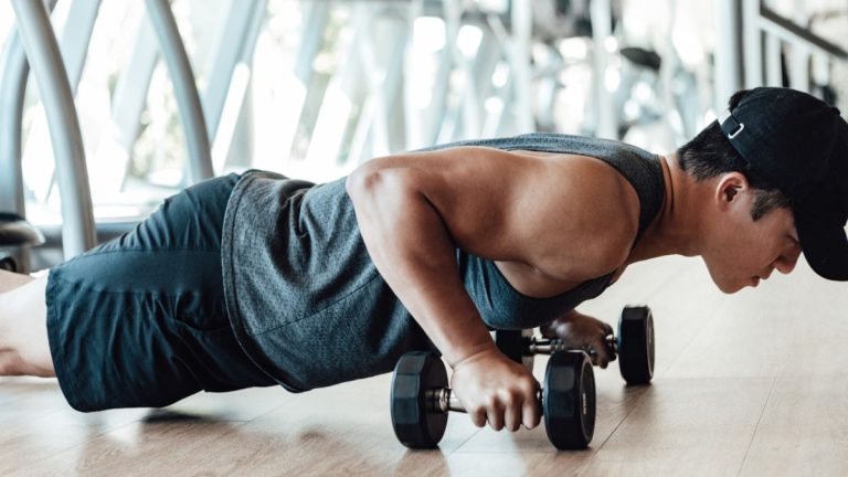 Oubliez la salle de gym – cet entraînement d’haltères en 6 mouvements peut être effectué à la maison, avec un espace limité