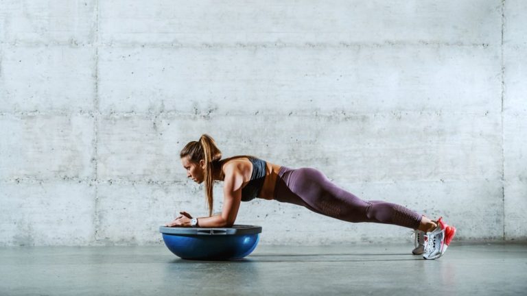 Oubliez les haltères – cet entraînement de Pilates pour débutants brûle vos abdominaux en 20 minutes