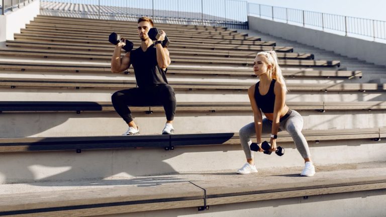 Oubliez les kettlebells ou les planches – cet entraînement d’haltères sculpte les muscles avec 5 tours et 20 minutes