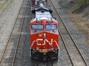 Une locomotive des chemins de fer nationaux du Canada photographiée à Montréal au début de 2021. Le chemin de fer a annoncé qu'il transporte beaucoup moins de biens de consommation que la normale ;  un signe certain qu'une récession est déjà en cours.