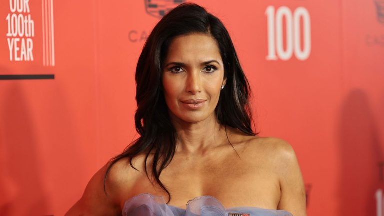 Padma Lakshmi, de Top Chef, laisse tomber une photo de bikini sous les seins après avoir applaudi les trolls : "J'ai des mamelons !"
