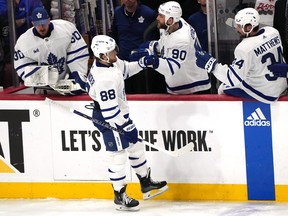 L'ailier des Maple Leafs de Toronto William Nylander (88) célèbre un but contre les Panthers de la Floride.