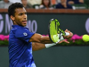 16 mars 2023 ;  Indian Wells, Californie, États-Unis ;  Felix Auger-Aliassime (CAN) frappe un coup dans son match de quart de finale contre Carlos Alcaraz (ESP) dans le BNP Paribas Open au Indian Wells Tennis Garden.