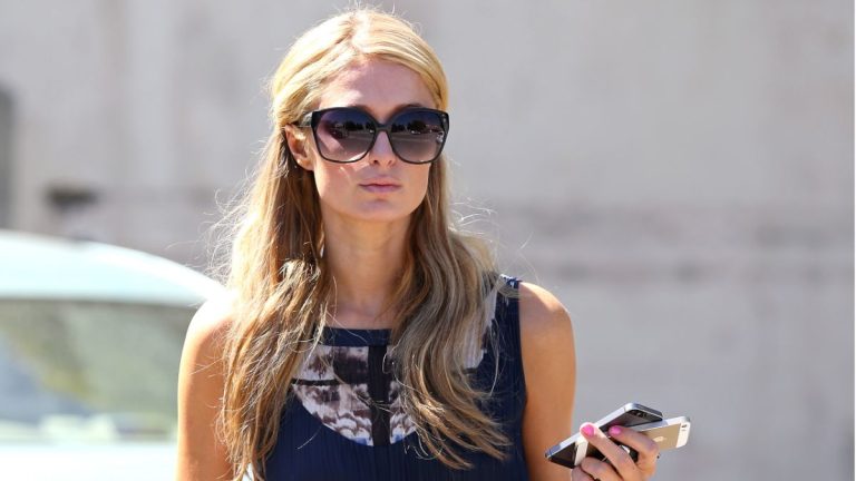 Paris Hilton fait ses adieux après la mort de son chihuahua bien-aimé, qui a aidé à lancer la tendance Dogs In Purse
