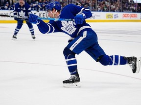 4 mai 2023 ;  Toronto, Ontario, CANADA ;  L'attaquant des Maple Leafs de Toronto Mitchell Marner (16 ans) tire la rondelle contre les Panthers de la Floride lors du deuxième match du deuxième tour des séries éliminatoires de la Coupe Stanley 2023 à la Scotiabank Arena.