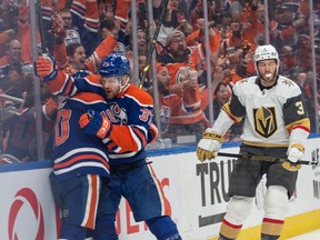 Warren Foegele (37) et Derek Ryan (10) des Oilers d'Edmonton, célèbrent un but en première période contre les Golden Knights de Las Vegas à Rogers Place à Edmonton le 8 mai 2023 Photo de Shaughn Butts-Postmedia