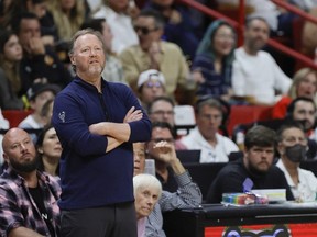 22 avril 2023 ;  Miami, Floride, États-Unis ;  L'entraîneur-chef des Milwaukee Bucks, Mike Budenholzer, regarde depuis la ligne de touche au troisième quart contre le Miami Heat lors du troisième match des éliminatoires de la NBA 2023 au Kaseya Center.