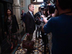 Le ministre du Travail, Seamus O'Regan, s'adresse aux journalistes avant de se rendre à une réunion du caucus sur la colline du Parlement à Ottawa, le mercredi 10 mai 2023.