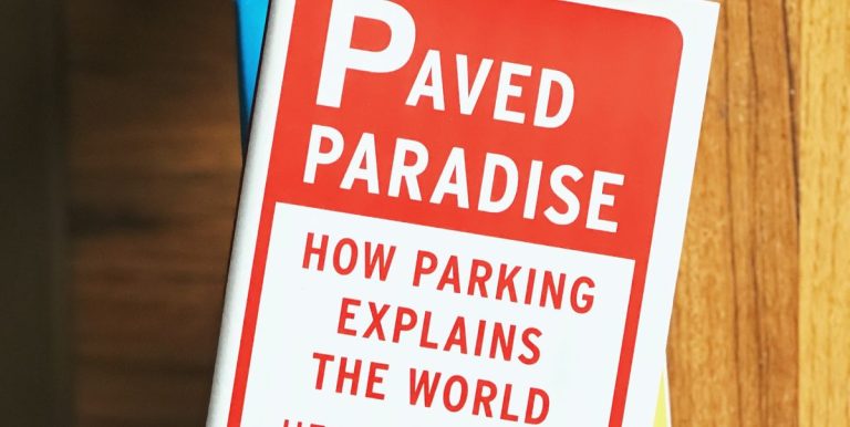 «Paved Paradise» examine le rôle démesuré du stationnement en Amérique