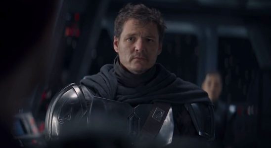 Pedro Pascal explique pourquoi il a cessé de mettre le costume mandalorien et ne fait que la voix maintenant