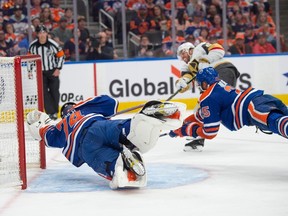 Le gardien Stuart Skinner (74 ans) et Darnell Nurse (25 ans) des Oilers d'Edmonton, plongent pour couvrir un filet ouvert devant Jonathan Marchessault des Golden Knights de Las Vegas dans le match 6 du deuxième tour des séries éliminatoires de la LNH à Rogers Place à Edmonton le 14 mai 2023.