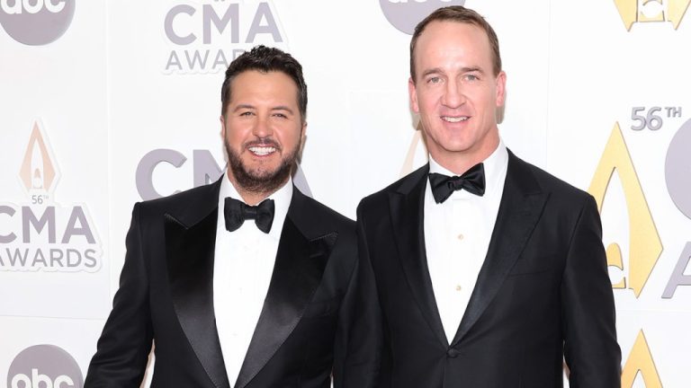 Peyton Manning et Luke Bryan de retour en tant qu'hôtes des CMA Awards 2023
