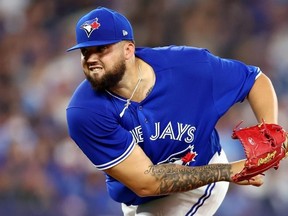 Alek Manoah des Blue Jays de Toronto livre un lancer en deuxième manche contre les Tigers de Detroit.