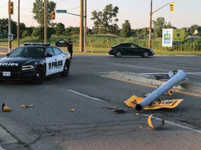 Un Dodge Ram blanc a été lourdement endommagé après avoir percuté un poteau de signalisation dans les rues Exmouth et Front à Sarnia le 3 juillet 2021. (Greg Grimes Photo)