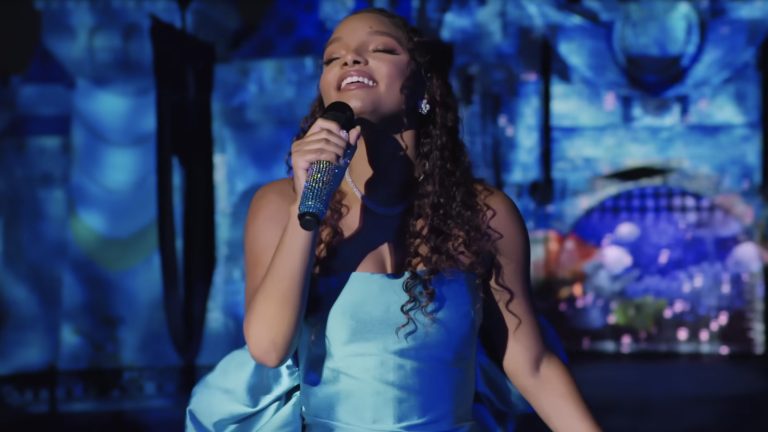 Regardez Halle Bailey dévoiler totalement la partie de votre monde de la petite sirène en direct à Disneyland
