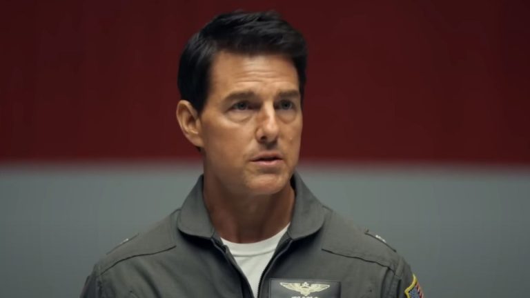 Regardez Tom Cruise piloter un avion pour accepter son prix du film MTV après avoir sauté les Oscars
