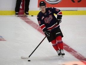 25 janvier 2023 ;  Langley, C.-B., CANADA ;  Connor Bedard (98), l'attaquant rouge de l'équipe des meilleurs espoirs de la LCH, se réchauffe lors du match de hockey sur glace des meilleurs espoirs de la LCH au Langley Events Centre.