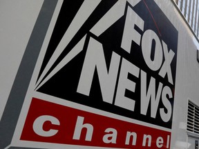 Un logo Fox News est visible sur un véhicule à l'extérieur du bâtiment de News Corporation à New York.