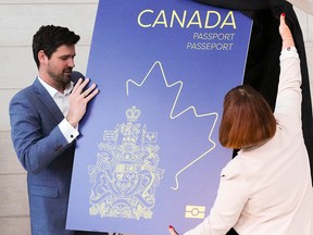 Le ministre de l'Immigration et de la Citoyenneté, Sean Fraser, et Marie-France Lalonde, secrétaire parlementaire, dévoilent le nouveau passeport canadien le 10 mai 2023.