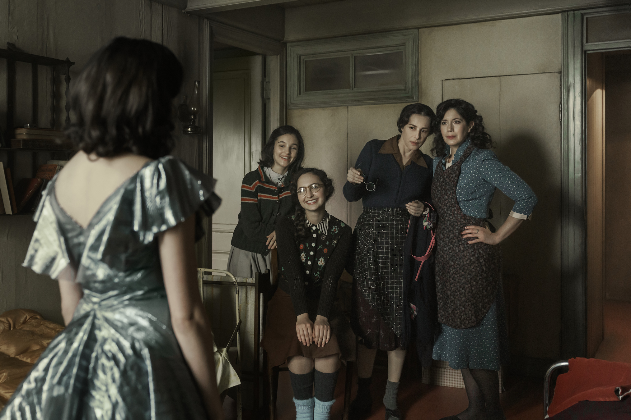 Bel Powley, Billie Boullet, Ashley Brooke, Amira Casar et Caroline Catz dans 