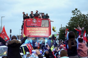 Une vue générale en tant que joueurs de Wrexham Men and Women, rejoints par Ryan Reynolds, copropriétaire de Wrexham, et Rob McElhenney.