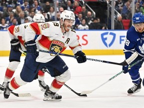 L'attaquant des Panthers de la Floride Matthew Tkachuk poursuit le jeu contre les Maple Leafs de Toronto en troisième période du premier match du deuxième tour des séries éliminatoires de la Coupe Stanley 2023 à la Scotiabank Arena.