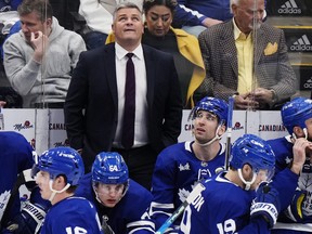 L'entraîneur-chef des Maple Leafs, Sheldon Keefe, regarde depuis le banc lors de la troisième période contre le Lightning de Tampa Bay à Toronto, le mardi 18 avril 2023.